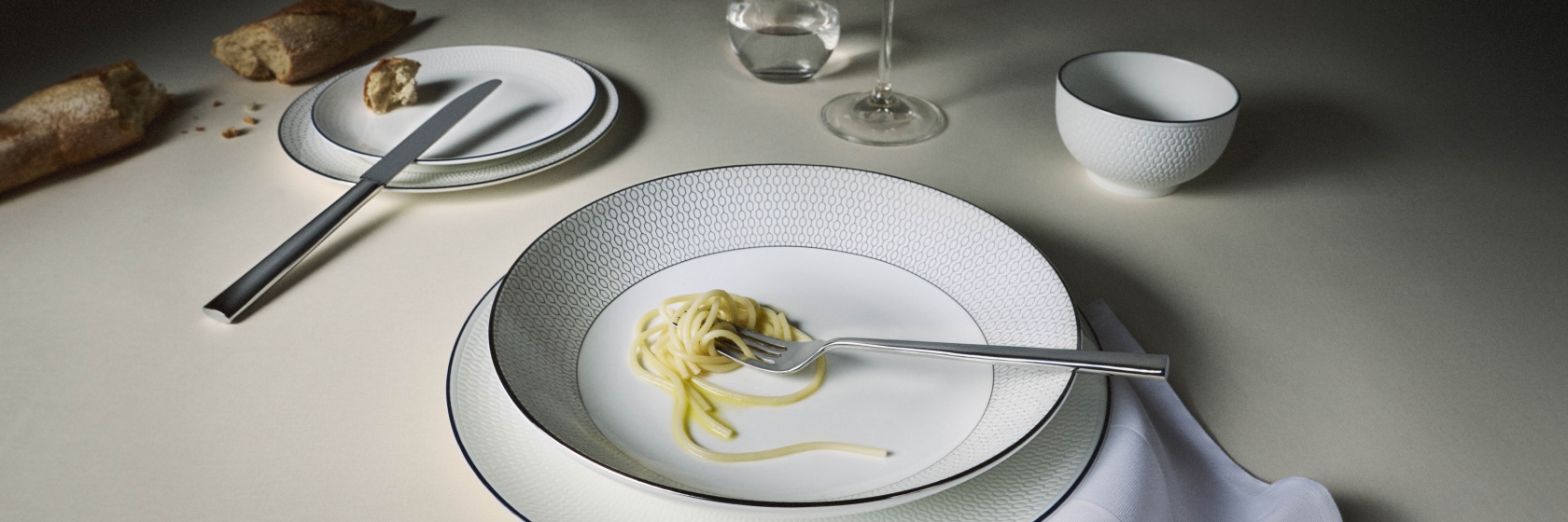 Wedgwood Gio Blue &ndash; jak kombinovat porcel&aacute;n pro modern&iacute; stolov&aacute;n&iacute; | Thomasspoon