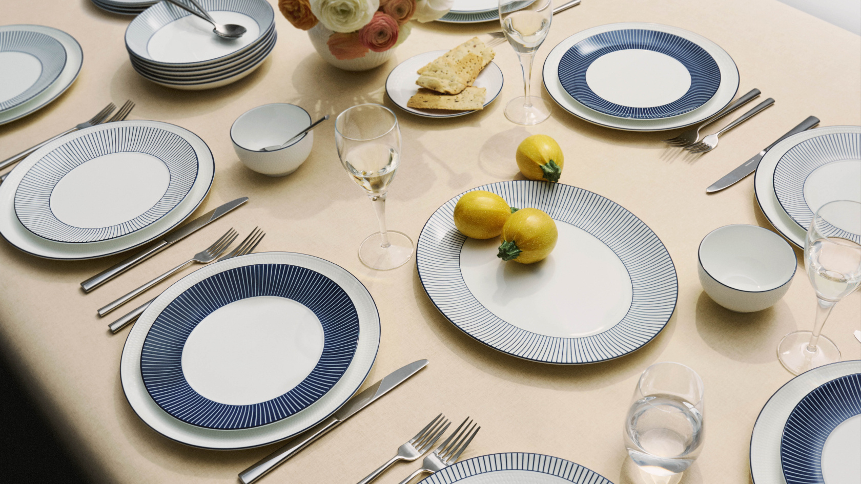 Anglicky kostn&iacute; porcel&aacute;n Wedgwood Gio Blue mix stolov&aacute;n&iacute;